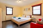 Schlafzimmer mit Doppelbett im Erdgeschoss - Haus Zeitlos - Top-Hundeurlaub