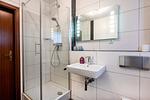 Badezimmer mit Dusche im Erdgeschoss - Haus Zeitlos - Top-Hundeurlaub