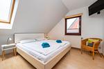 2. Schlafzimmer mit Doppelbett und TV - Haus Zeitlos - Top-Hundeurlaub