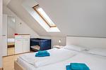2. Schlafzimmer mit Doppelbett und Kleiderschrank - Haus Zeitlos - Top-Hundeurlaub