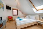3. Schlafzimmer mit Doppelbett und TV - Haus Zeitlos - Top-Hundeurlaub