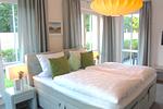 Schlafzimmer mit Doppelbett - WE 01 - "Beachhouse No.1" - Top-Hundeurlaub