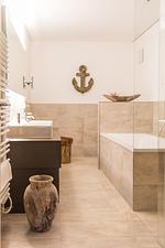 Badezimmer mit Badewanne - WE 7 - "Heimatliebe" - Top-Hundeurlaub