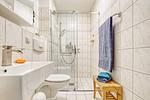 Badezimmer mit ebenerdiger Dusche - Backfisch - Wohnung 5-66 - Top-Hundeurlaub