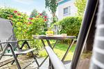 Terrasse mit Tisch und Bestuhlung - Backfisch - Wohnung 5-66 - Top-Hundeurlaub