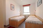 Schlafzimmer mit zwei Einzelbetten - Wohnung 4-59 - Top-Hundeurlaub