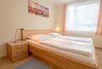 Schalfzimmer mit Doppelbett - Wohnung 2-33 - Top-Hundeurlaub
