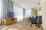 Wohnbereich mit Sofa und TV - Wohnung 2-33 - Top-Hundeurlaub