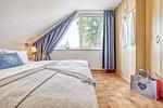Schlafzimmer mit Doppelbett und Kleiderschrank - Seeschwalbe - Wohnung 4-62 - Top-Hundeurlaub