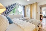 Schlafzimmer mit Doppelbett und Kleiderschrank - Seeschwalbe - Wohnung 4-62 - Top-Hundeurlaub