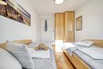 Schlafzimmer mit zwei Einzelbetten und Kleiderschrank - Seeschwalbe - Wohnung 4-62 - Top-Hundeurlaub