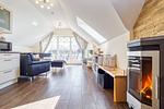 Blick ins Wohnzimmer mit Kaminofen - Neue Reihe 28 - Wohnung Vogelnest - Top-Hundeurlaub