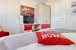 TV und Kleiderschrank im Schlafzimmer - Neue Reihe 28 - Wohnung Vogelnest - Top-Hundeurlaub