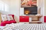 Blick zum TV und Sessel im Schlafzimmer - Neue Reihe 28 - Wohnung Vogelnest - Top-Hundeurlaub