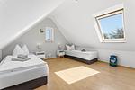 Schlafzimmer mit zwei Einzelbetten im DG - 9 OG links - Zur Kogge - Top-Hundeurlaub