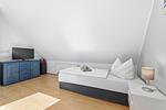 Schlafzimmer mit zwei Einzelbetten im DG - 9 OG links - Zur Kogge - Top-Hundeurlaub