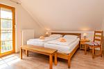 Schlafzimmer mit Doppelbett - Reihenhaus 8 - Zum Meer - Top-Hundeurlaub