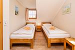 Schlafzimmer mit zwei Einzelbetten - Reihenhaus 8 - Zum Meer - Top-Hundeurlaub