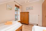Schlafzimmer mit zwei Einzelbetten - Reihenhaus 8 - Zum Meer - Top-Hundeurlaub