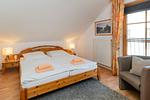 Schlafzimmer mit Doppelbett - Reihenhaus 7b - Meerzeit - Top-Hundeurlaub