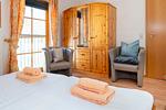 Schlafzimmer mit Doppelbett - Reihenhaus 7b - Meerzeit - Top-Hundeurlaub