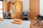 Schlafzimmer mit Doppelbett - Reihenhaus 7b - Meerzeit - Top-Hundeurlaub