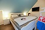 Schlafzimmer mit Doppelbett - Doppelhaushälfte 11a - Schwalbennest - Top-Hundeurlaub