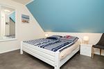 Schlafzimmer mit Doppelbett - Doppelhaushälfte 11a - Schwalbennest - Top-Hundeurlaub