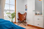 Schlafzimmer mit Doppelbett, Babybett und TV - Doppelhaushälfte 9a - Leuchtturm - Top-Hundeurlaub