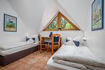 Schlafzimmer mit zwei Einzelbetten - Doppelhaushälfte 9a - Leuchtturm - Top-Hundeurlaub