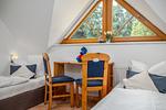 Schlafzimmer mit zwei Einzelbetten - Doppelhaushälfte 9a - Leuchtturm - Top-Hundeurlaub