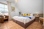 Schlafzimmer mit Doppelbett - Doppelhaushälfte 9a - Leuchtturm - Top-Hundeurlaub