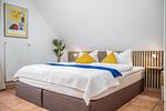 Schlafzimmer mit Doppelbett - Doppelhaushälfte 9a - Leuchtturm - Top-Hundeurlaub