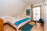 Schlafzimmer mit Doppelbett - Doppelhaushälfte 9a - Leuchtturm - Top-Hundeurlaub