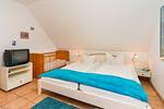 Schlafzimmer mit Doppelbett - Doppelhaushälfte 9a - Leuchtturm - Top-Hundeurlaub