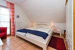 Schlafzimmer mit Doppelbett - Doppelhaushälfte 9a - Leuchtturm - Top-Hundeurlaub