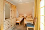 Schlafzimmer mit zwei Einzelbetten - Wohnung 4.6 - Boddenblick - Top-Hundeurlaub