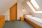 Schlafzimmer mit Einzelbett - Wohnung 4.6 - Boddenblick - Top-Hundeurlaub