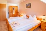 Schlafzimmer mit Doppelbett - Wohnung 1.5 - Amber - Top-Hundeurlaub