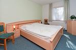 Schlafzimmer mit Doppelbett - Wohnung 2.2 - Bernstein - Top-Hundeurlaub