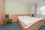 Schlafzimmer mit Doppelbett - Wohnung 2.2 - Bernstein - Top-Hundeurlaub