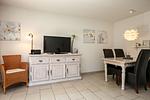 Wohnzimmer mit Blick zum TV - Wohnung 07-2 - Top-Hundeurlaub