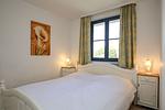 Schlafzimmer mit Blick zum Bett - Wohnung 07-2 - Top-Hundeurlaub