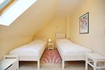 zweites oberes Schlafzimmer mit Einzelbetten - Wohnung 08-7 - Top-Hundeurlaub