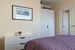 Schlafzimmer mit Doppelbett und Kleiderschrank - Wohnung 08-7 - Top-Hundeurlaub