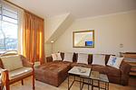 Wohnzimmer mit Sofaecke und Sessel - Wohnung 15-5 - Top-Hundeurlaub