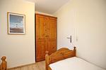 erstes Schlafzimmer mit Einzelbetten und Kleiderschrank - Wohnung 15-5 - Top-Hundeurlaub