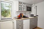 Küche / Küchenzeile - Ferienhaus: Terrasse und Gartennutzung, Sauna- u. Schwimmbadnutzung - Top-Hundeurlaub