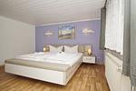 Schlafzimmer - Ferienhaus: Terrasse und Gartennutzung, Sauna- u. Schwimmbadnutzung - Top-Hundeurlaub