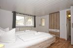 Schlafzimmer - Ferienhaus: Terrasse und Gartennutzung, Sauna- u. Schwimmbadnutzung - Top-Hundeurlaub